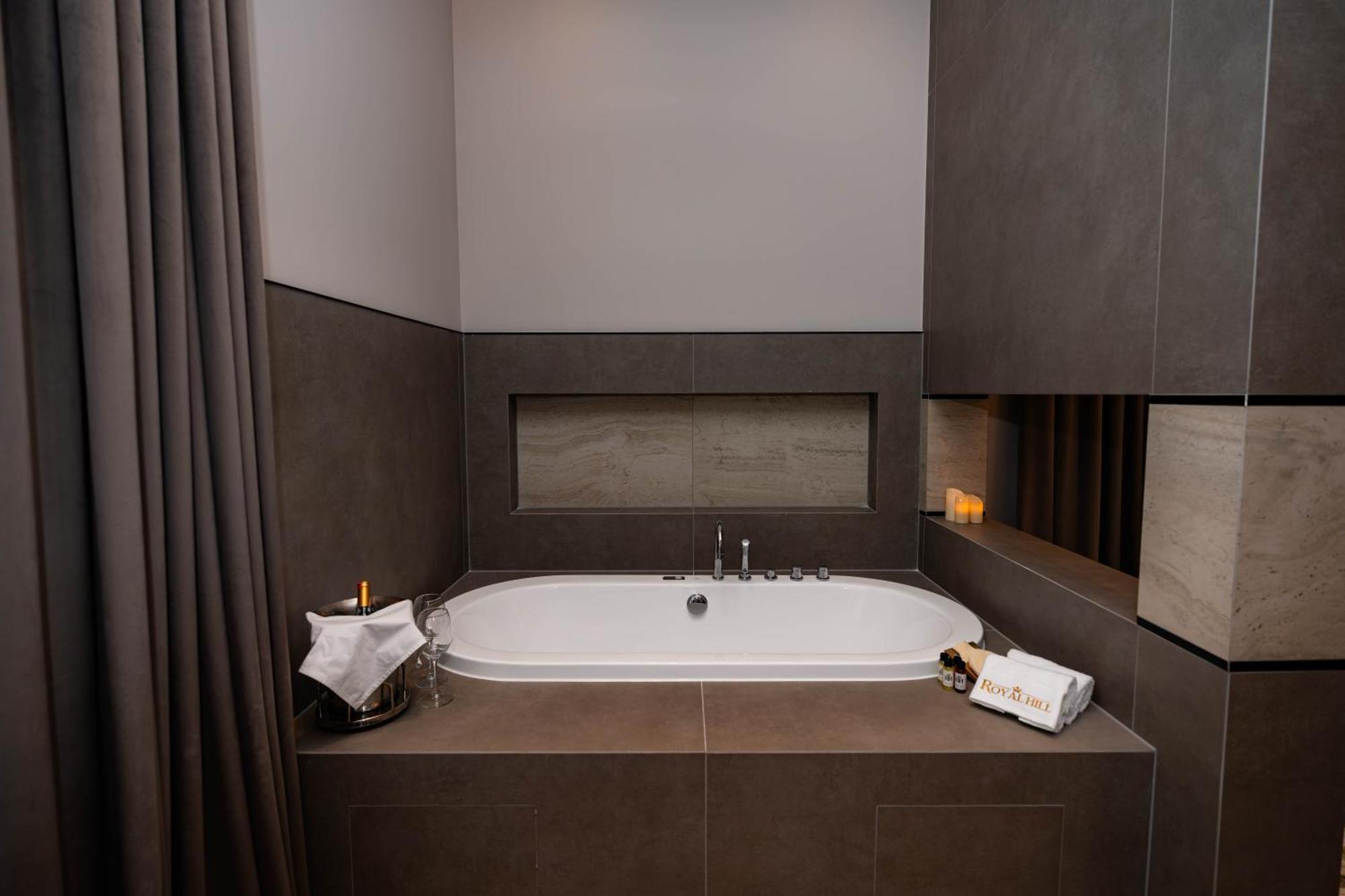 Royal Hill Hotel Vore Bagian luar foto