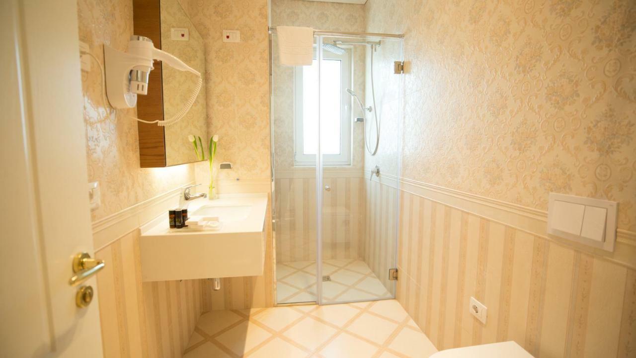 Royal Hill Hotel Vore Bagian luar foto